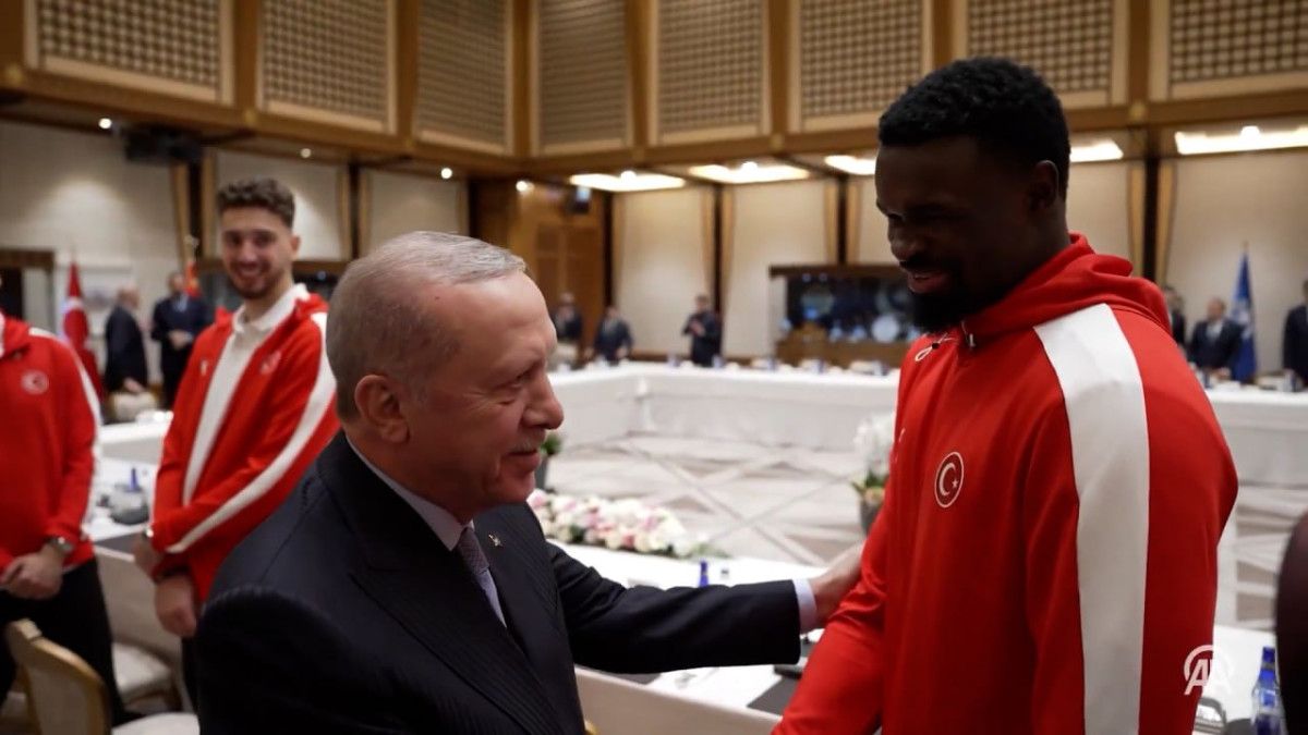 2025 Avrupa Basketbol Şampiyonası: A Milli Takımımızın Gümüş Madalyası ve Cumhurbaşkanı Erdoğan’ın Külliyedeki Kutlaması