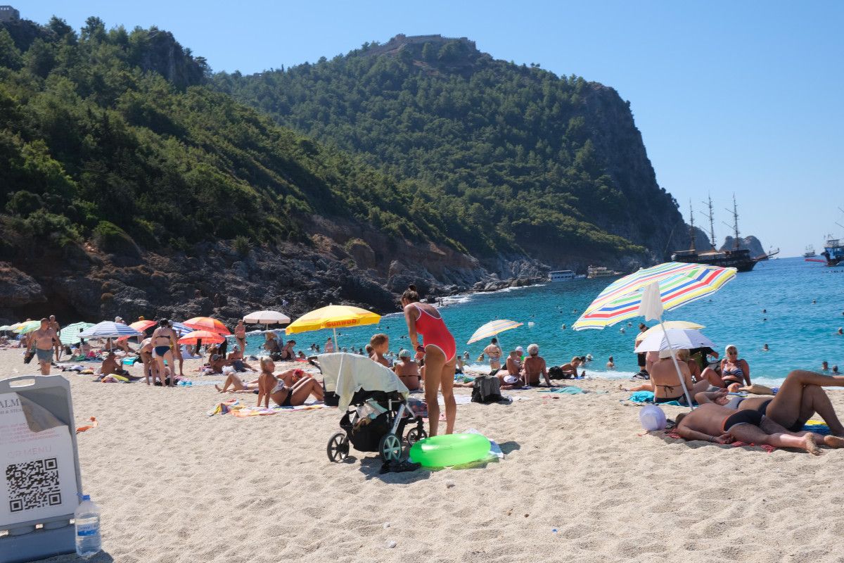Antalya'da Eylül Günleri: Sıcaklık Zirvede, Denizde Neşeli Günler