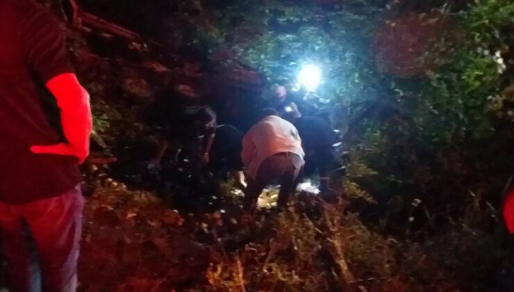 Gölcük’te Meyve Yüklü Kamyon Şarampole Yuvarlandı: Şoför Ağır Yaralı