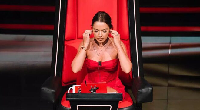 Hadise L’Officiel Türkiye Kapak Çekiminde Gri Kürk ve Siyah İç Çamaşırıyla Cesur Bir İmaj Yansıtıyor