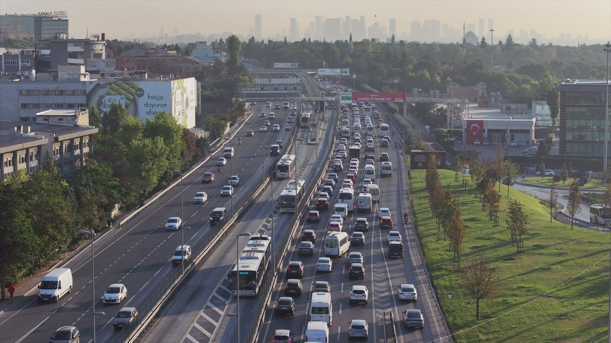 İstanbul'da Sabah Yoğunluğu: Köprüler ve E-5/Tem Otoyolu Üzerinde Başlayan Şehir Trafiği