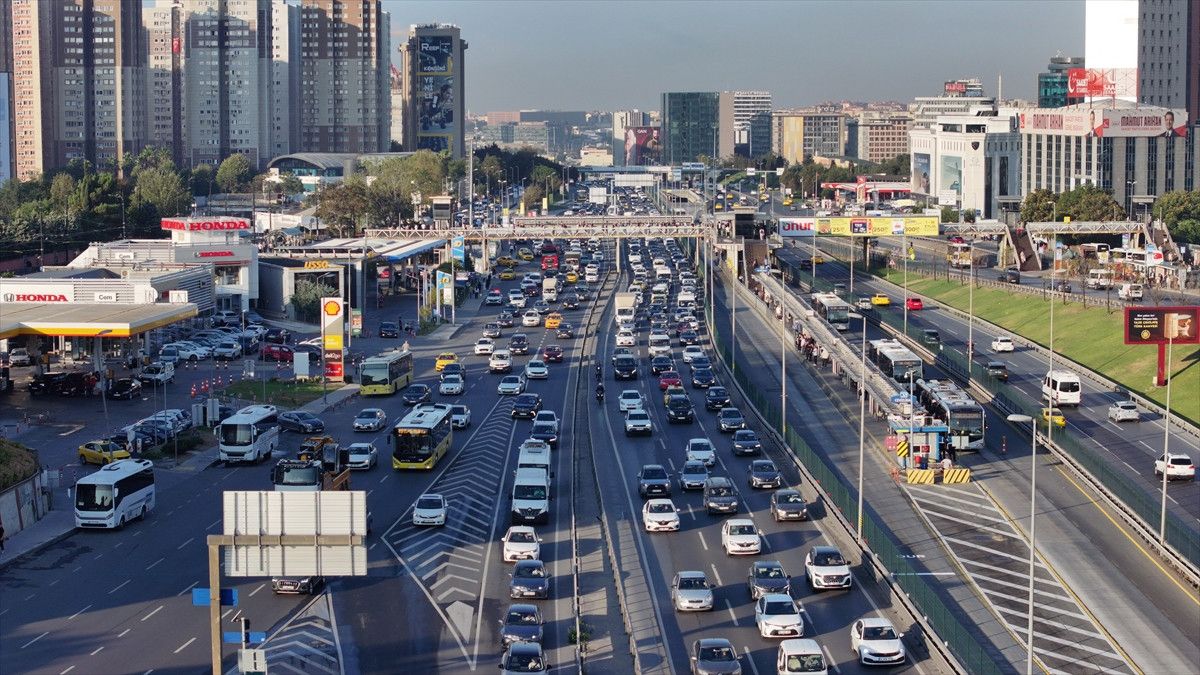İstanbul'da Sabah Yoğunluğu: Köprüler ve E-5/Tem Otoyolu Üzerinde Başlayan Şehir Trafiği