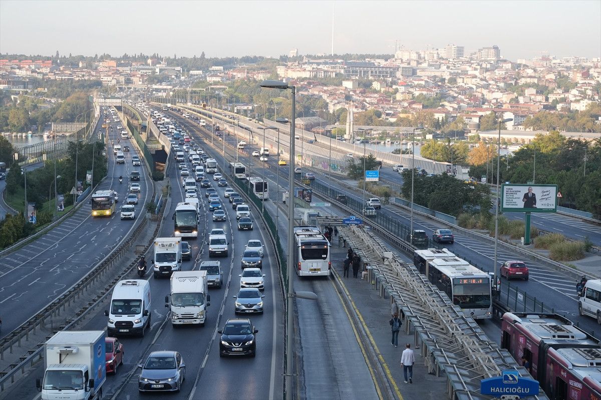 İstanbul'da Sabah Yoğunluğu: Köprüler ve E-5/Tem Otoyolu Üzerinde Başlayan Şehir Trafiği