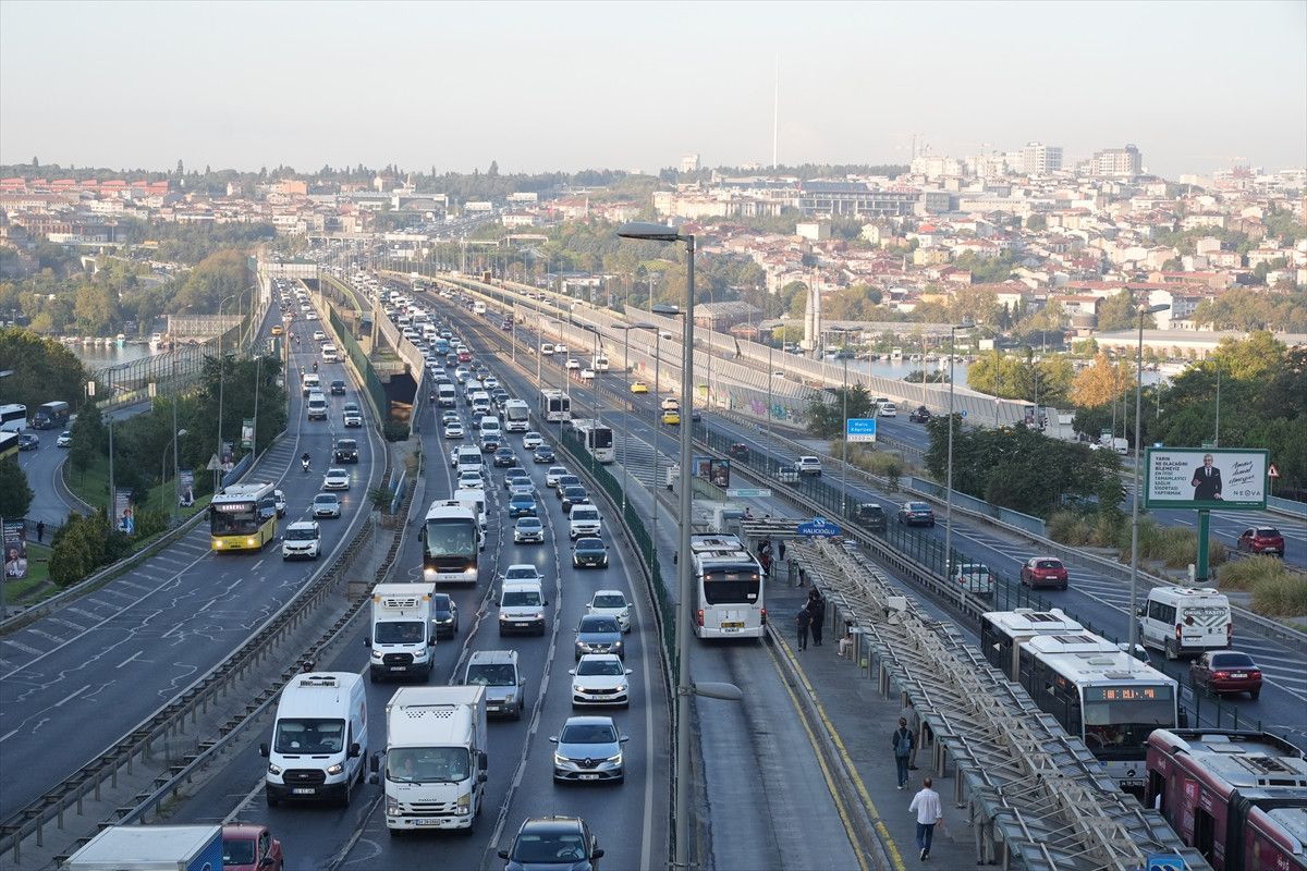 İstanbul'da Sabah Yoğunluğu: Köprüler ve E-5/Tem Otoyolu Üzerinde Başlayan Şehir Trafiği