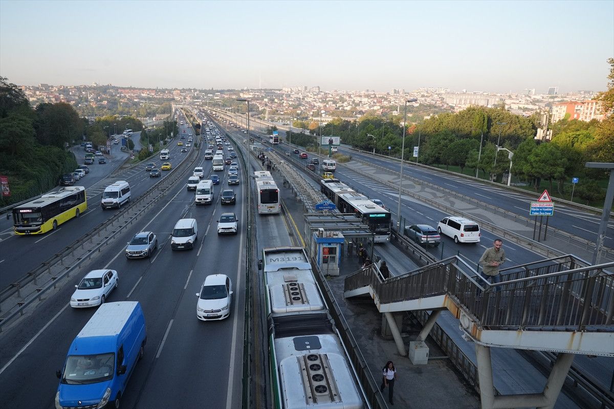 İstanbul'da Sabah Yoğunluğu: Köprüler ve E-5/Tem Otoyolu Üzerinde Başlayan Şehir Trafiği