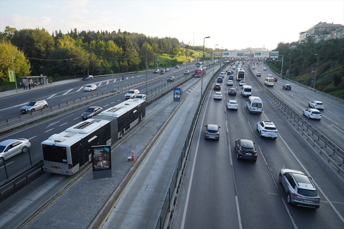 İstanbul'da Sabah Yoğunluğu: Köprüler ve E-5/Tem Otoyolu Üzerinde Başlayan Şehir Trafiği