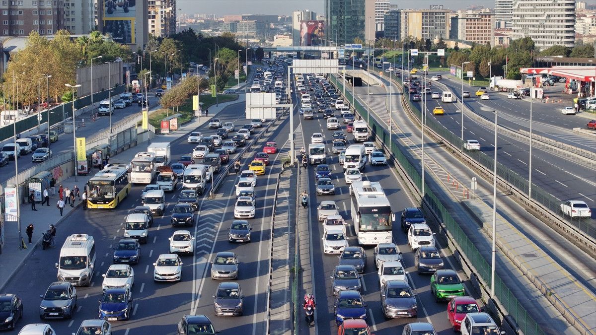 İstanbul'da Sabah Yoğunluğu: Köprüler ve E-5/Tem Otoyolu Üzerinde Başlayan Şehir Trafiği