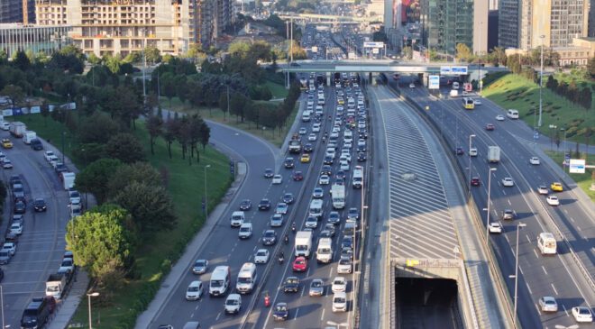 İstanbul’da Sabah Yoğunluğu: Köprüler ve E-5/Tem Otoyolu Üzerinde Başlayan Şehir Trafiği