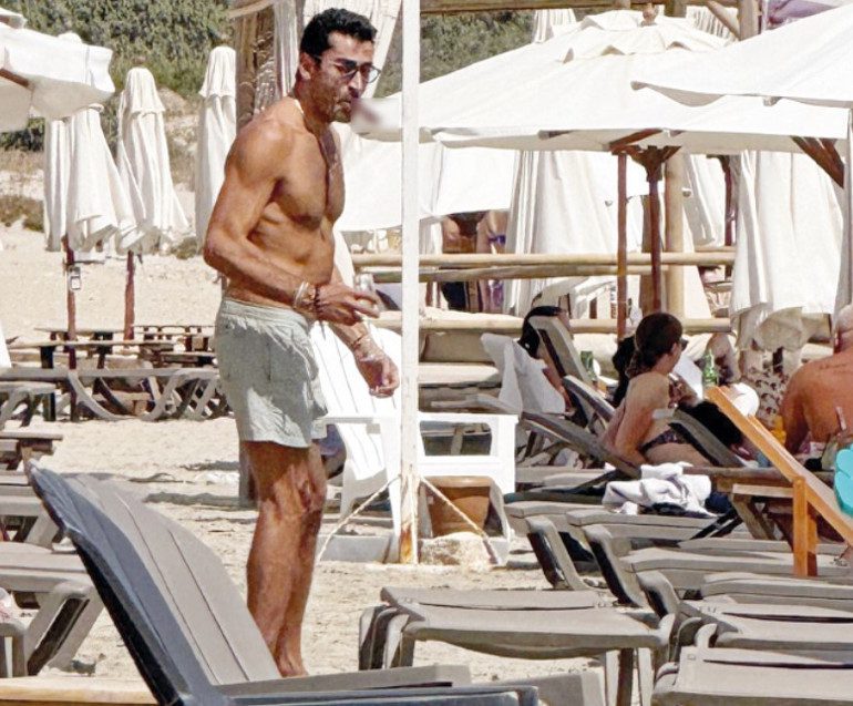 Sinem Kobal ve Ailesiyle Kenan İmirzalıoğlu'nun Plaj Keyfi: Dans ve Rahat Anlar