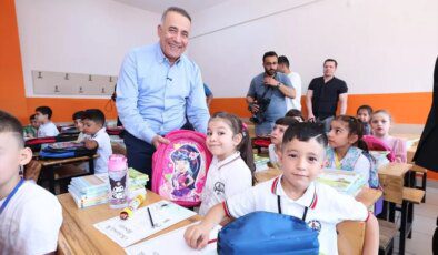 Sultangazi Belediyesi 1. Sınıf Öğrencilerine Çanta ve Kırtasiye Seti Dağıtımı