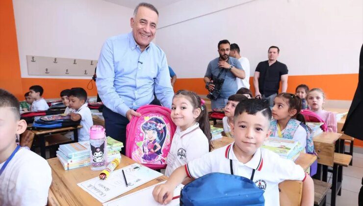 Sultangazi Belediyesi 1. Sınıf Öğrencilerine Çanta ve Kırtasiye Seti Dağıtımı
