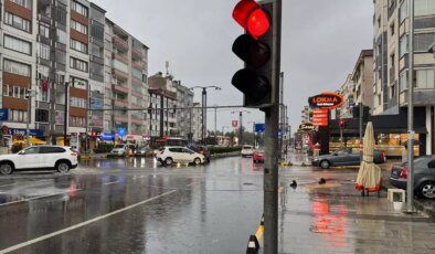 Trabzon Ortahisar’da Şiddetli Yağmur Kolaylıkları Zorladı: Su Birikintileri ve Trafik Aksamaları
