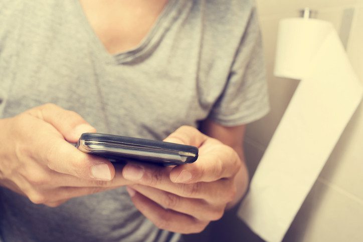 Tuvalet ve Akıllı Telefon: Hemoroid Riskinizi Artıran Sessiz Etkenler