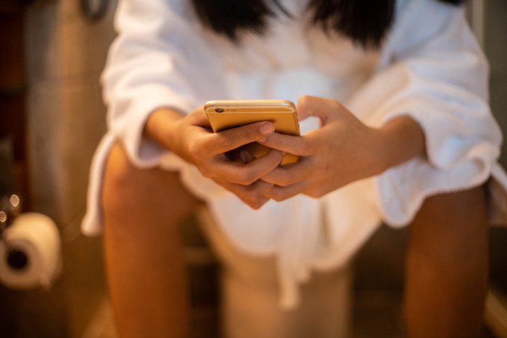 Tuvalet ve Akıllı Telefon: Hemoroid Riskinizi Artıran Sessiz Etkenler