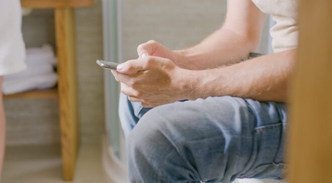 Tuvalet ve Akıllı Telefon: Hemoroid Riskinizi Artıran Sessiz Etkenler