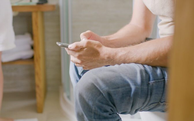 Tuvalet ve Akıllı Telefon: Hemoroid Riskinizi Artıran Sessiz Etkenler